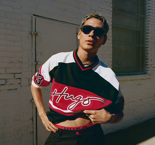 Evan Mock in oversized HUGO Anzug und Combat Boots (Foto)