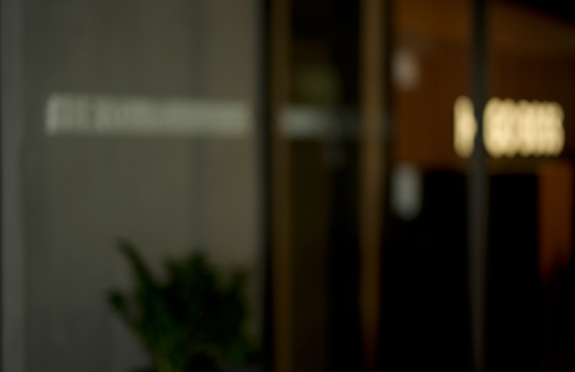 Verschwommenes Bild einer modernen Büroumgebung (Foto)