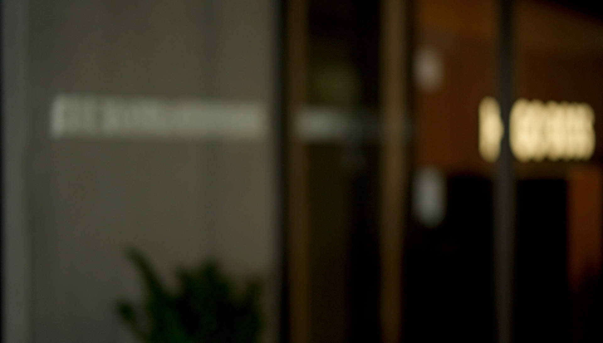 Verschwommenes Bild einer modernen Büroumgebung (Foto)