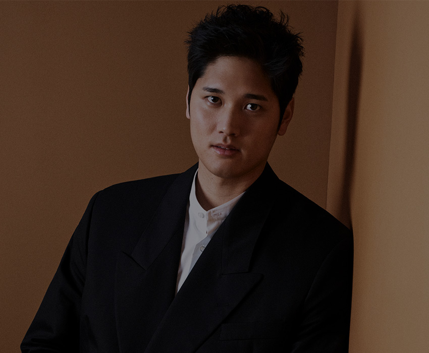 Powerful Brands – Wang Shun in klassischem Anzug (Foto)