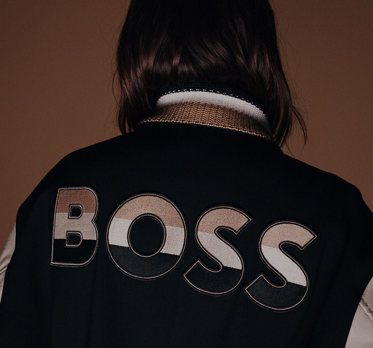 Powerful Brands – abgewendete Person in einer BOSS Collegjacke (Foto)