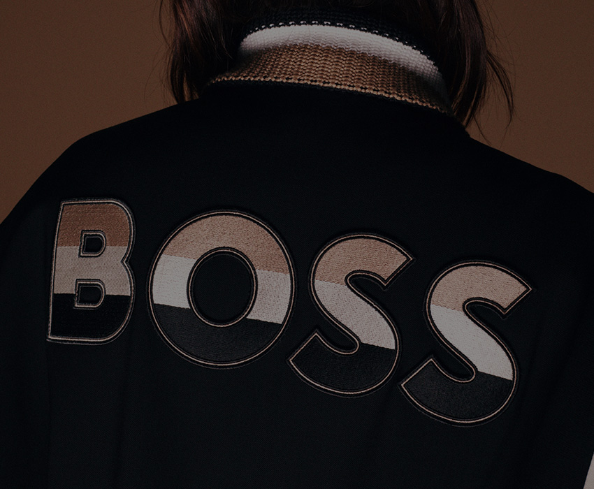 Powerful Brands – abgewendete Person in einer BOSS Collegjacke (Foto)
