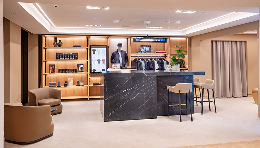 Powerful Touchpoints – Verkaufsraum des Flagshipstores in der Oxford street mit Thresen (Foto)