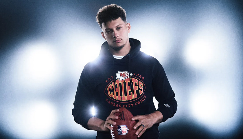 American-Football-Spieler der Kansas City Chiefs mit eine Football in den Händen (Foto)