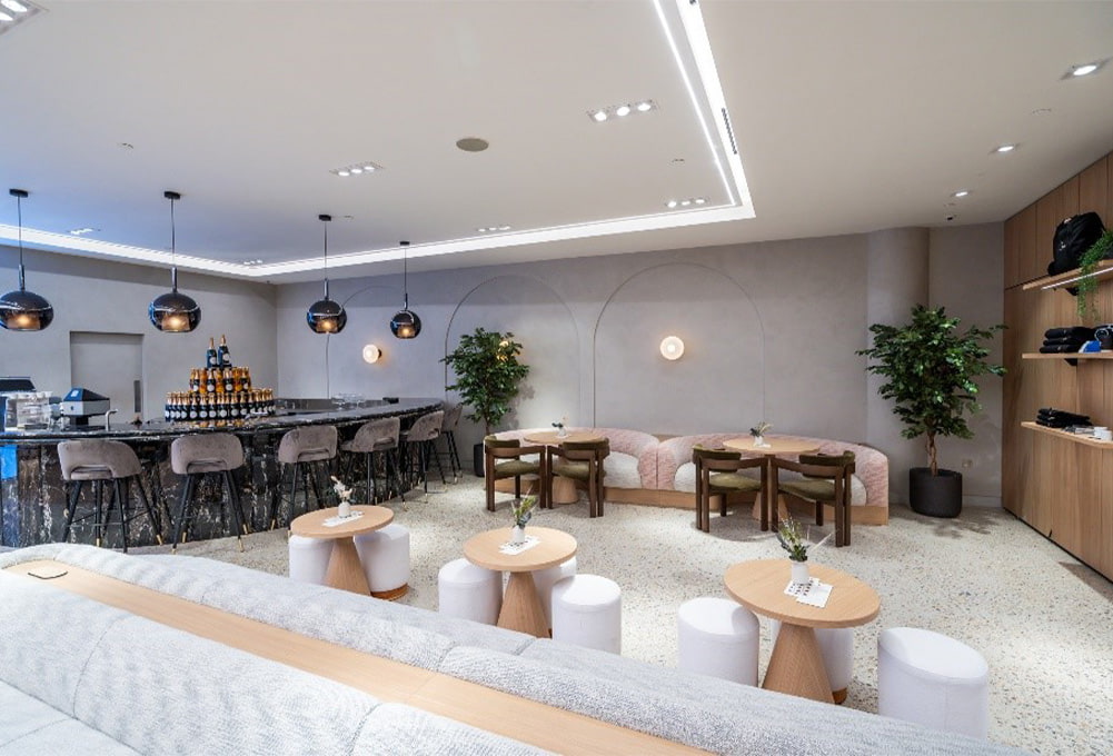 Eine Bar mit Stühlen, gemütlichen Couches und Sofas (Foto)