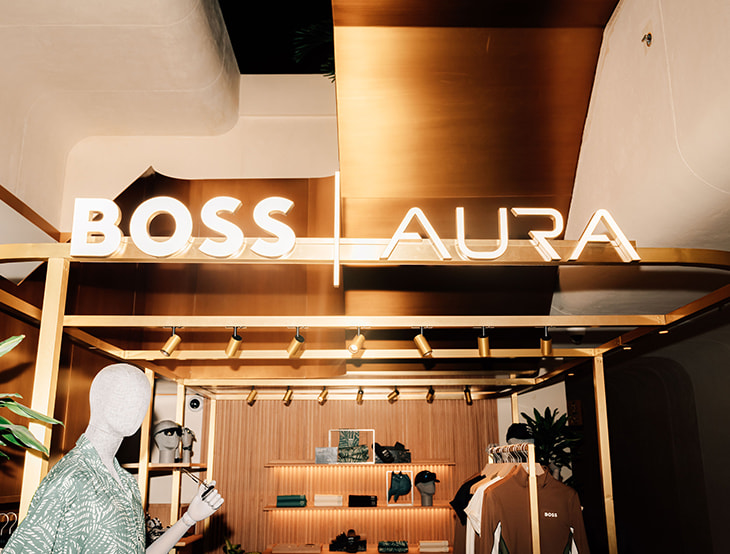 Männliche HUGO-BOSS-Produkte ausgestellt in Regalen bei BOSS AURA, gezoomt (Foto)