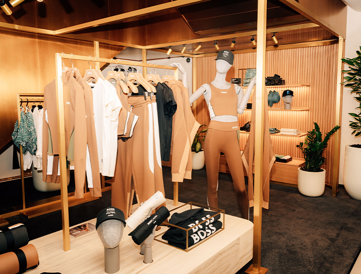 Weibliche HUGO-BOSS-Produkte ausgestellt in Regalen bei BOSS AURA (Foto)