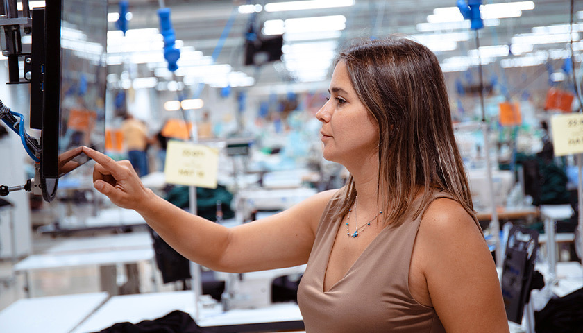 Eine Frau vor einem Bildschirm in einer Schneiderei-Abteilung in Izmir (Foto)