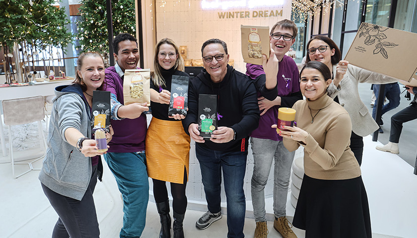 Eine kleinere Menschengruppe mit verschiedenen produkten am Internationalen Tag der Menschen mit Behinderungen (Foto)