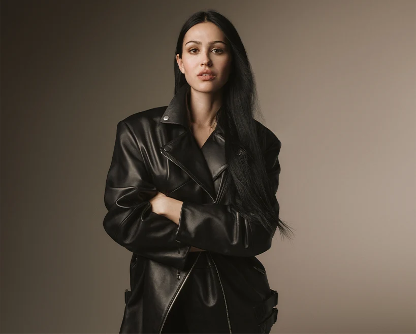 Portrait von Amelia Gray in schwarzer Lederjacke (Foto)