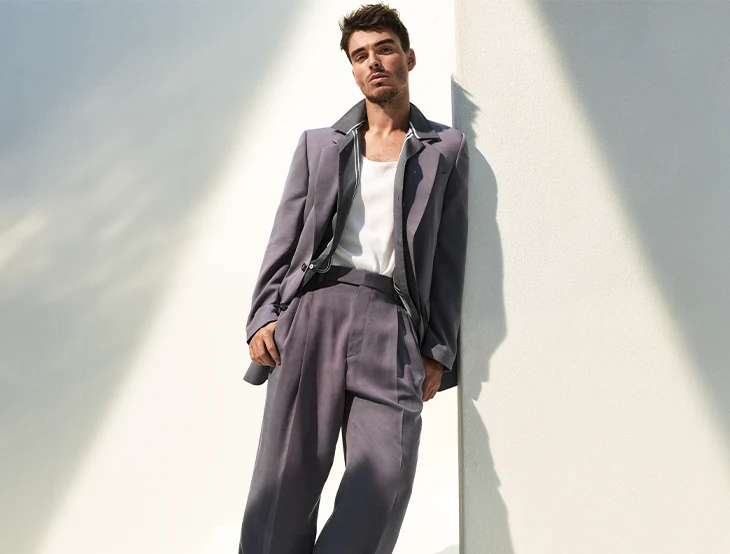 Portrait von Corey Mylchreest in mauve-farbenem Anzug (Foto)